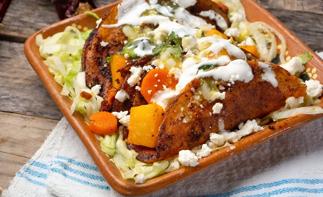 receta de Enchiladas potosinas originales con textura crujiente y masa de maíz natural, platillo rentable para menú de cocina mexicana.